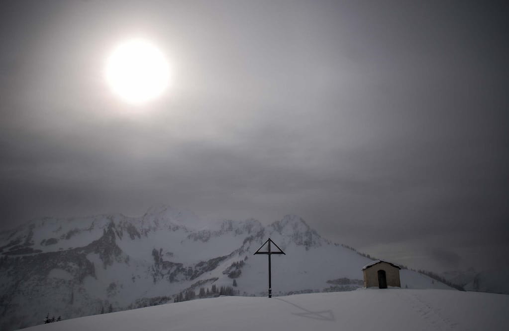 Der Himmel ist trüb und blau-grau, darin die Sonne als ein weißer, gleißender Fleck. Foto: Oliver Abraham