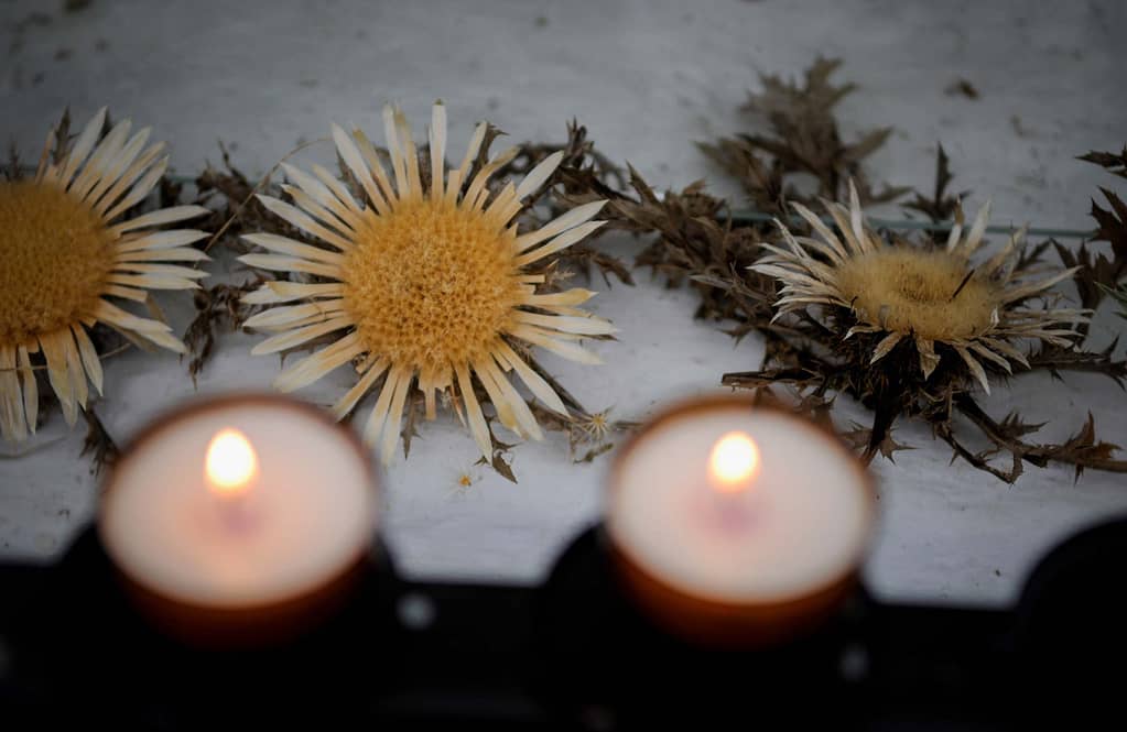 Getrocknete Blüten und Kerzen in der Kapelle Stofel. Foto: Oliver Abraham