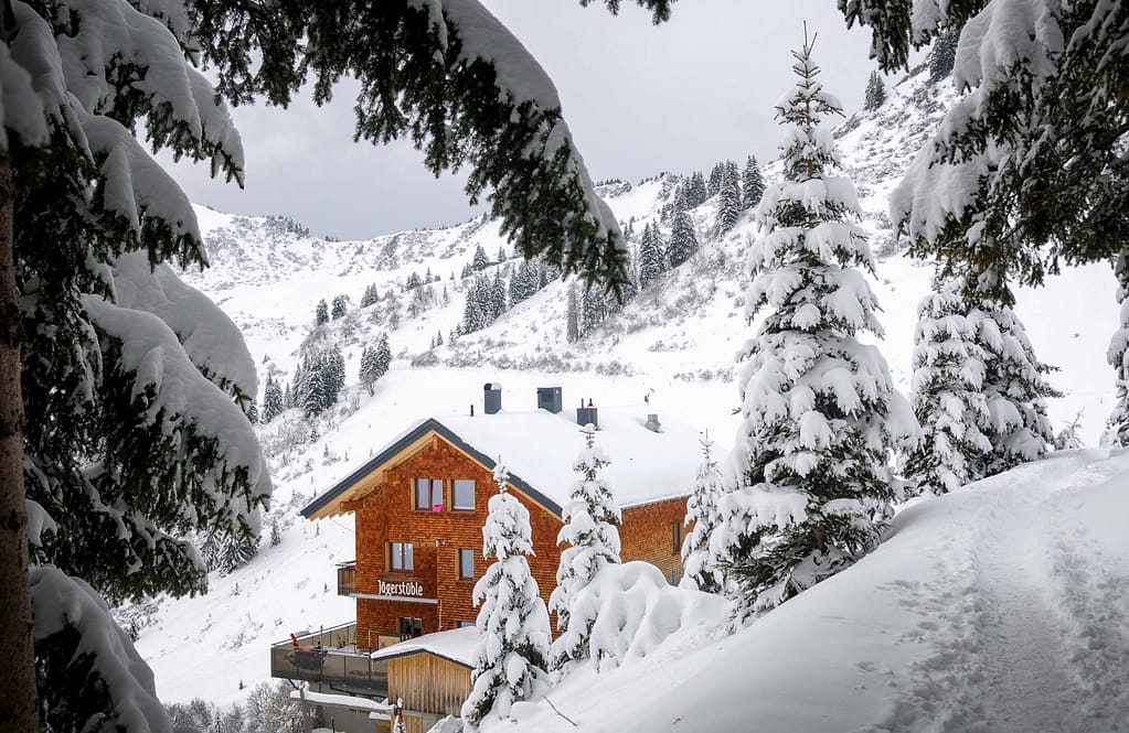 Das Alpengasthaus "Jägerstüble" auf der winterlichen Genusswanderung im Bregenzerwald. Foto: Oliver Abraham