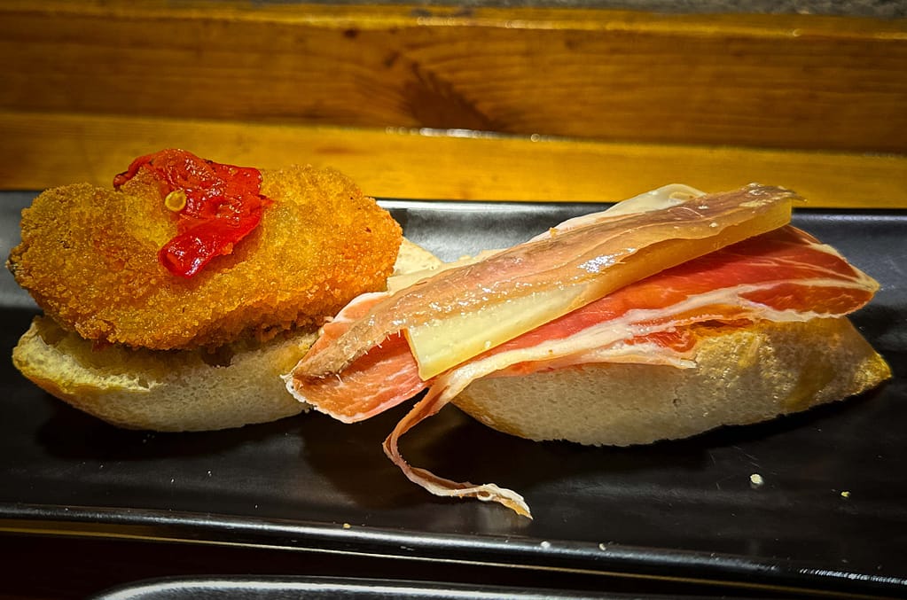 Typisch für das ganze Baskenland: Pintxos. Foto: Mario Vedder