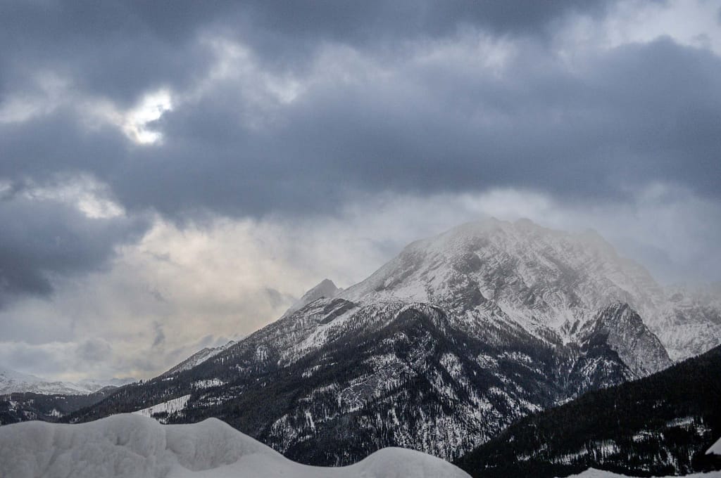 Nördlich von Ramsau startet die Schneeschuhwanderung mit Bergführer Hubert Nagl in den Bayerischen Alpen im Nationalpark Berchtesgaden. Im Hintergrund ist der Watzmann zu sehen. Foto: Oliver Abraham