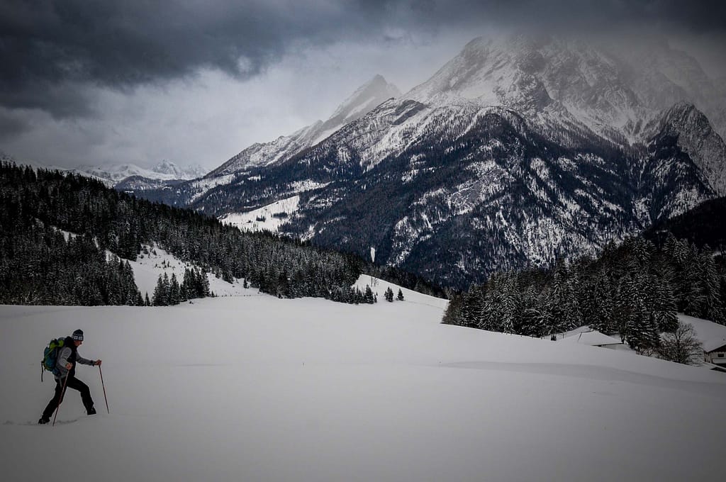 Die Bergikone Watzmann ist umweht von Gardinen aus Wolken und Schneeschauern. Foto: Oliver Abraham