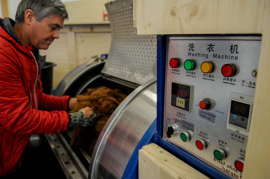 Eine Waschmaschine für Alpaka Wolle Foto: Oliver Abraham