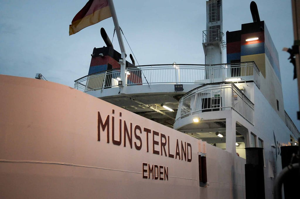 Die MS Münsterland wartet auf den den Aufbruch Richtung Borkum. Die Lichter am Meer weisen den Weg. Foto: Oliver Abraham