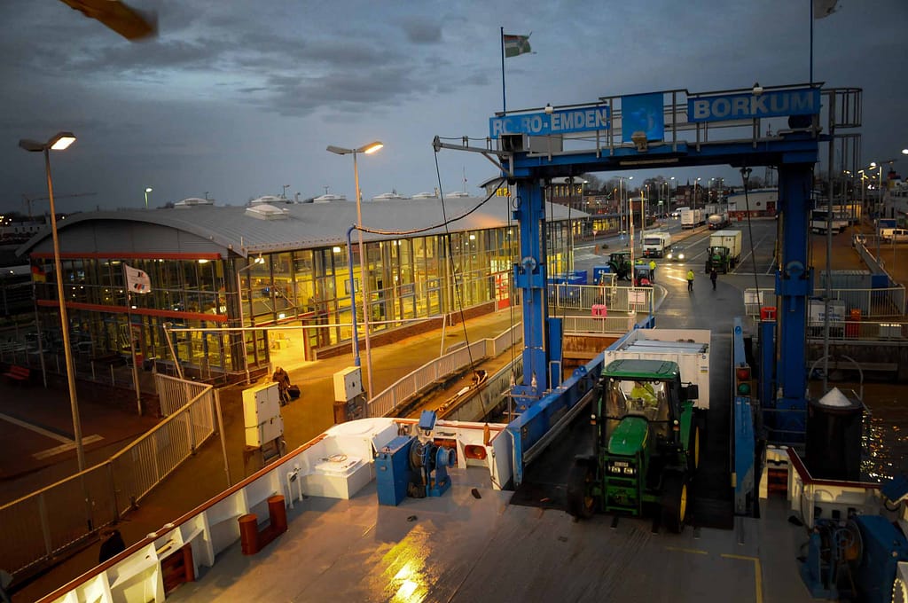 Der Tag geht zu Ende im Hafen von Emden. Foto: Oliver Abraham