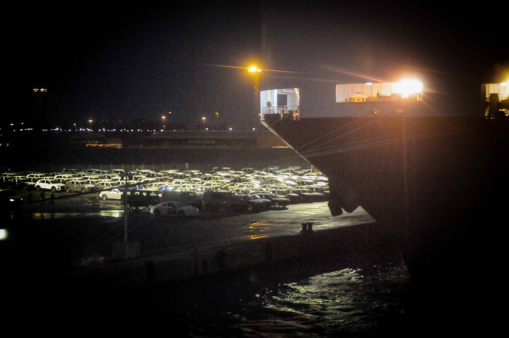 Verpackte Neuwagen warten in Emden auf ihre Verschiffung nach Übersee. Foto: Oliver Abraham