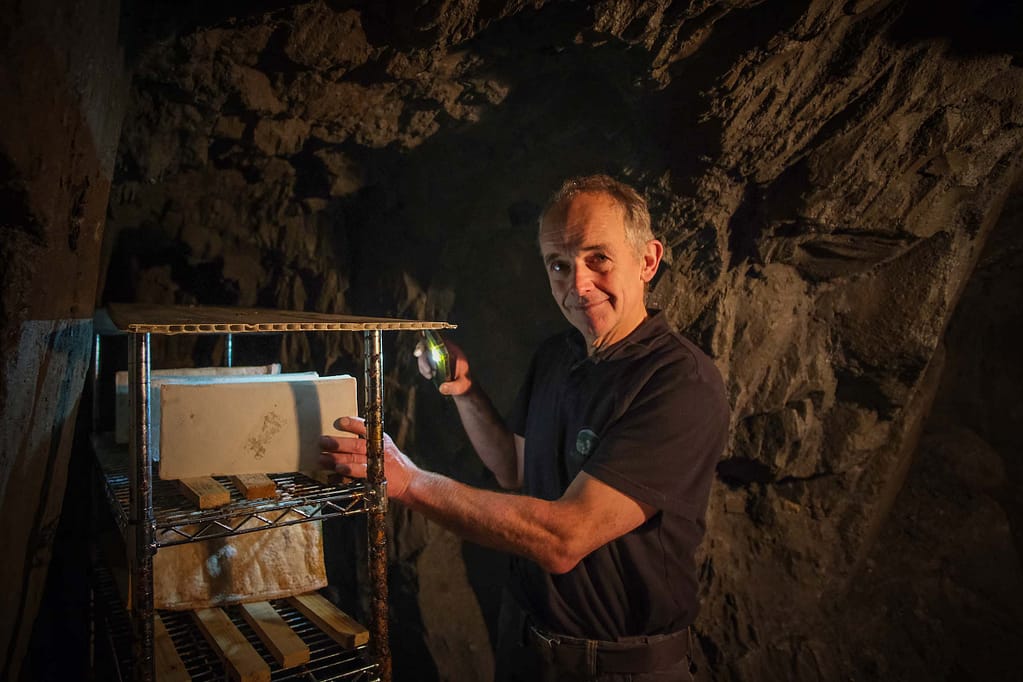 Seit 14 Jahren produziert Stefan Belke aus Winkhausen Käse. Die Familie hält rund 70 Milchkühe auf den Weiden im Lennetal und im Offenstall. Foto: Mario Vedder