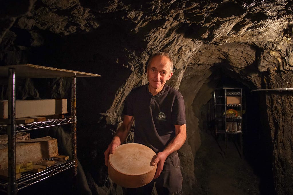 Stefan Belke aus Winkhausen im Sauerland mit Käse im Stollen. Foto: Mario Vedder