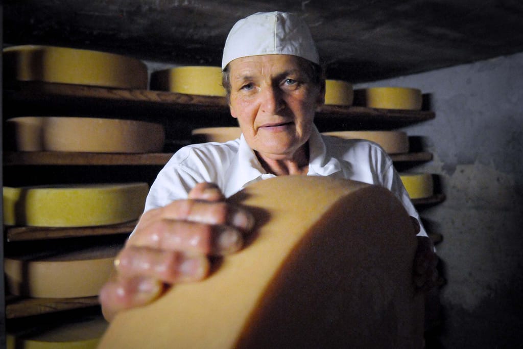 Theresia Schneider (68) ist Sennerin auf der Oberen Falzalpe. Foto: Oliver Abraham