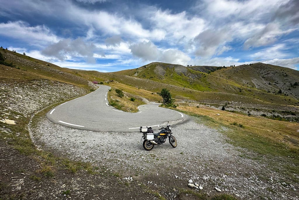 Die Auffahrt zum Col des Champs führt durch karge Hochgebirgs-Landschaft. Foto: Mario Vedder