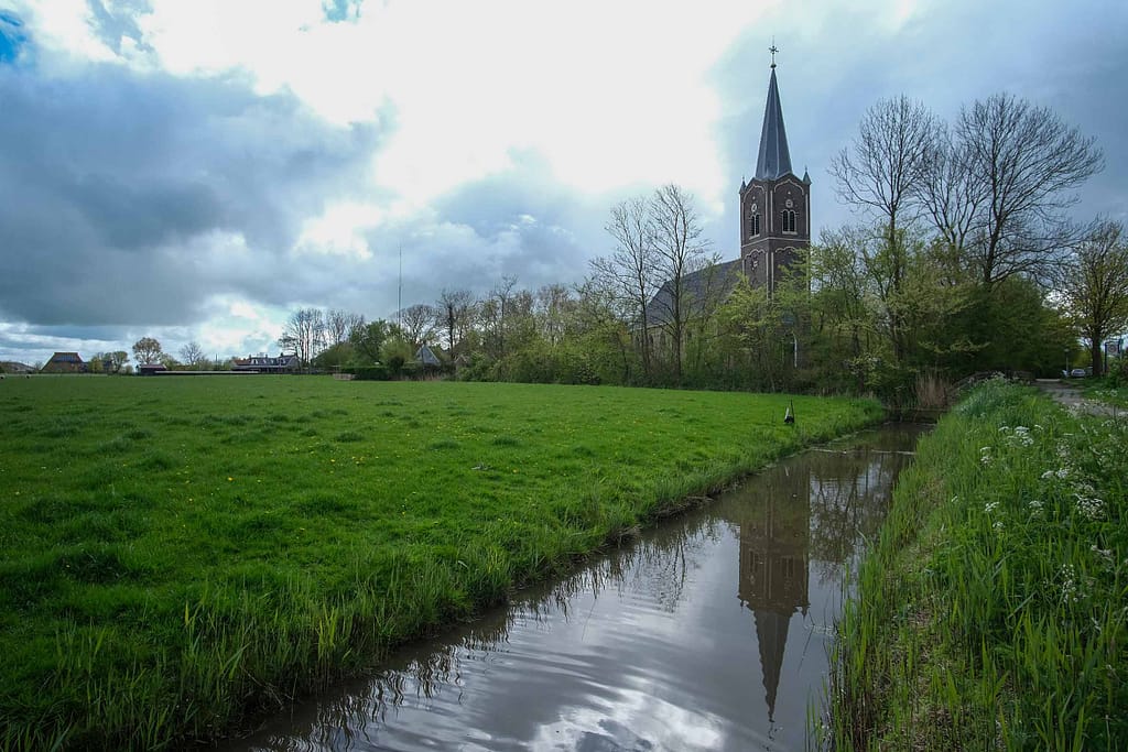 Die  Kirche Sankt Nicolaas in der niederländischen Provinz Friesland. Foto: Mario Vedder