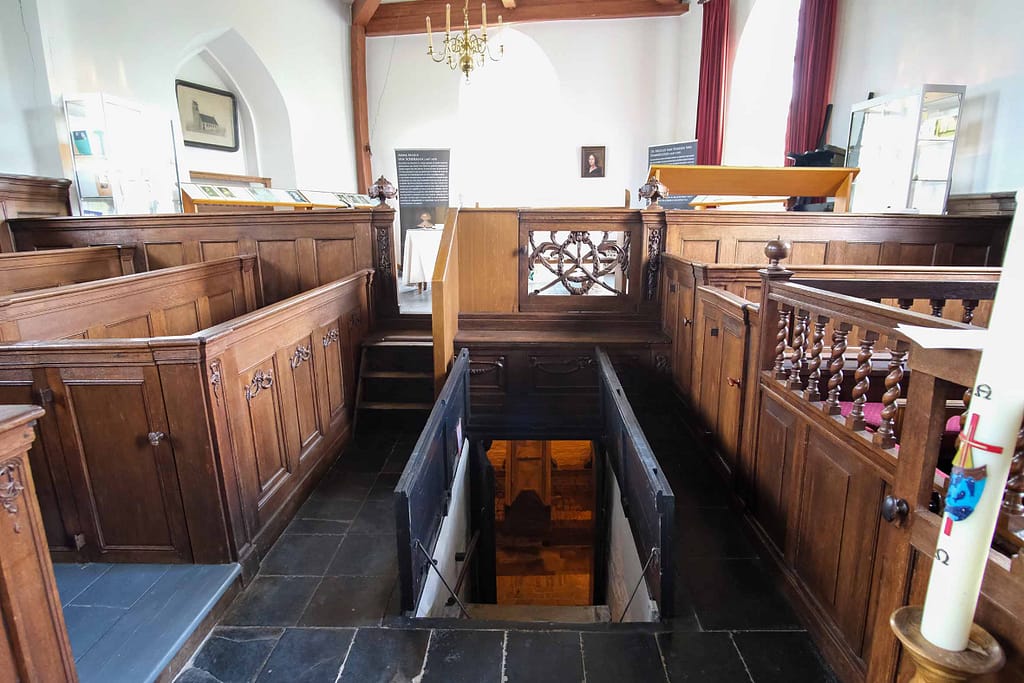 Fünf Särge lagern im Mumienkeller der Kirche Sankt Nicolaas in der niederländischen Provinz Friesland, vier Mumien sind offen zu sehen. Foto: Mario Vedder