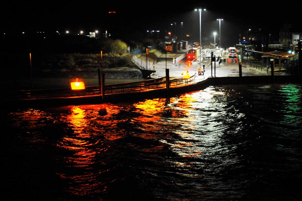 Je dunkler es wird, desto mehr Lichter am Meer zeigen sich im dunklen Wasser. Foto: Oliver Abraham