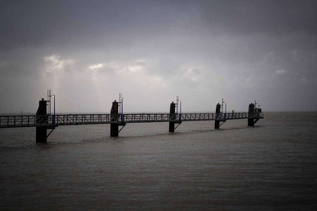 Dunkle Wolken hängen am Himmel vor Borkum. Foto: Oliver Abraham