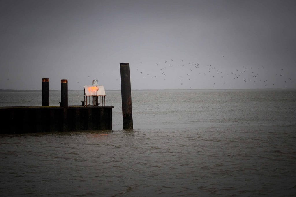 Dunkle Wolken hängen am Himmel vor Borkum. Foto: Oliver Abraham