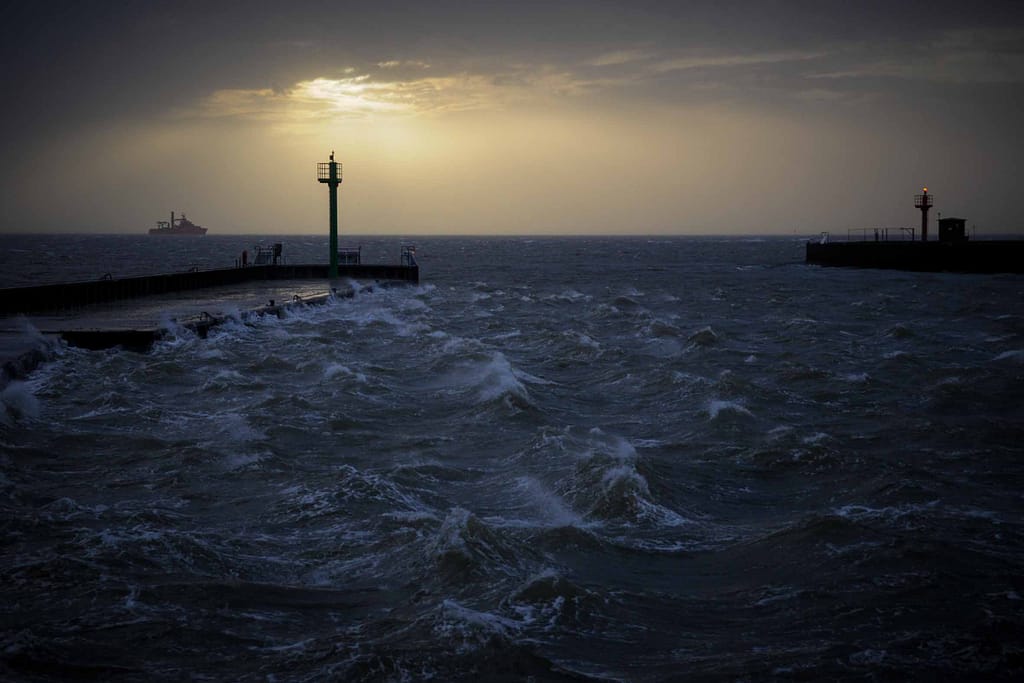 Die See im Hafen von Borkum wird zunehmend wilder. Foto: Oliver Abraham