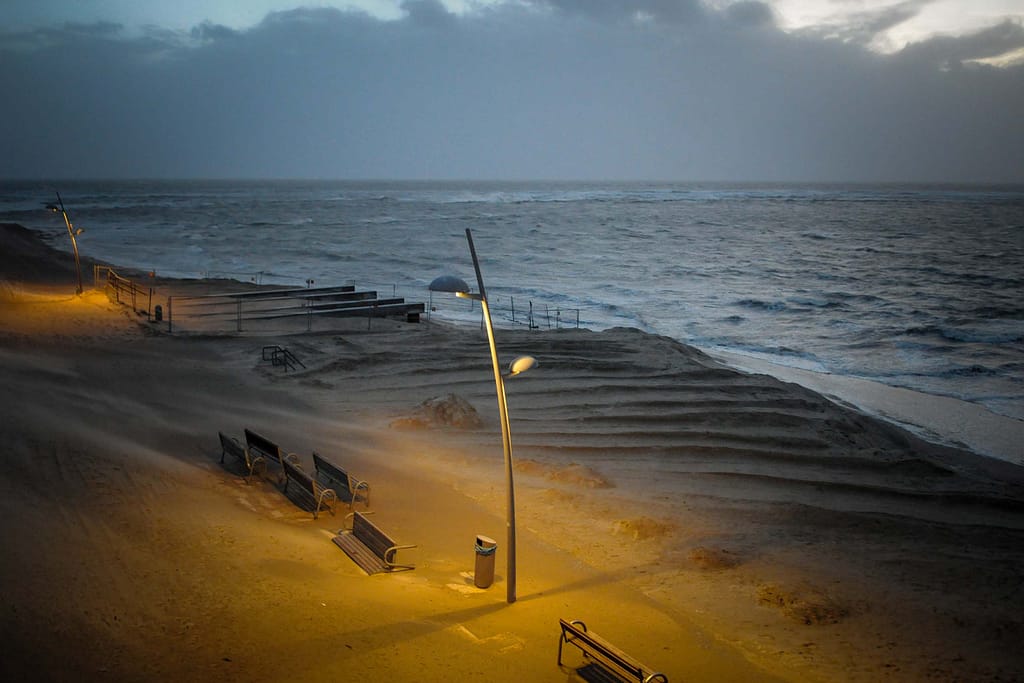 Lampen am Strand modellieren ein warmes Licht. Foto: Oliver Abraham