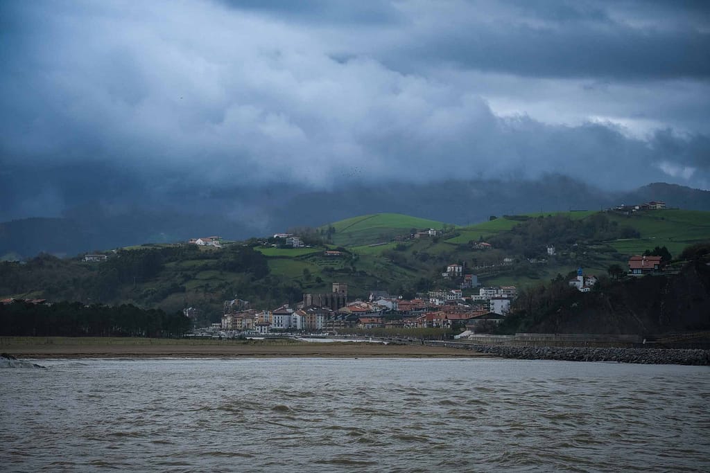 Wolken hängen über Zumaia. Foto: Mario Vedder