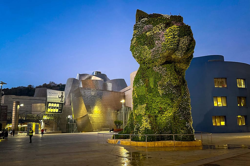 Die Skulptur Puppy auf dem Platz vor dem Guggenheim-Museum in Bilbao. Foto: Mario Vedder