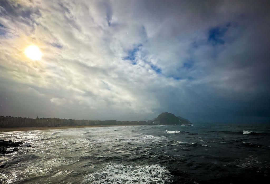 Baskenland Foto-Roadtrip: Sonne und Wolken über San Sebastian, La Concha Bucht. Foto: Mario Vedder