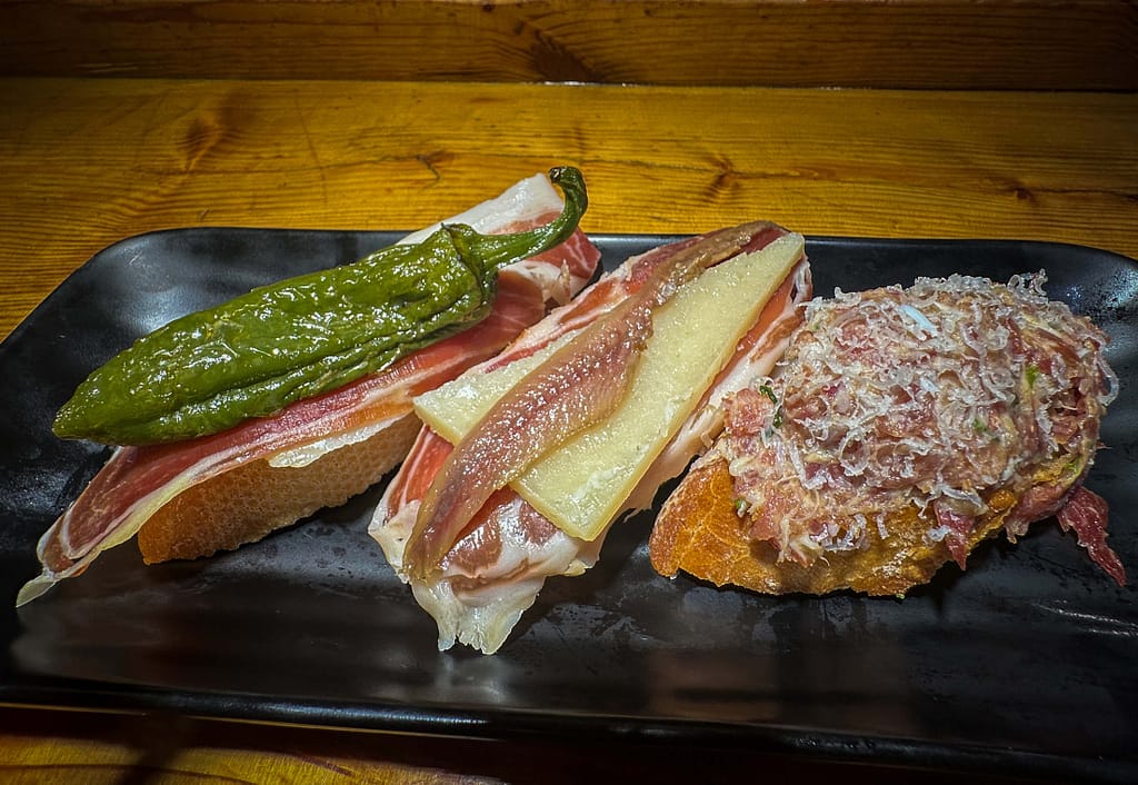 Typisch für das ganze Baskenland: Pintxos. Foto: Mario Vedder