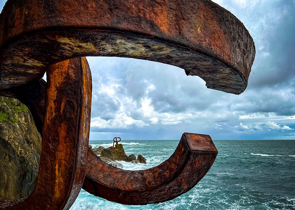 Die Skulpturen „Peine del Viento“ in San Sebastian. Foto: Mario Vedder