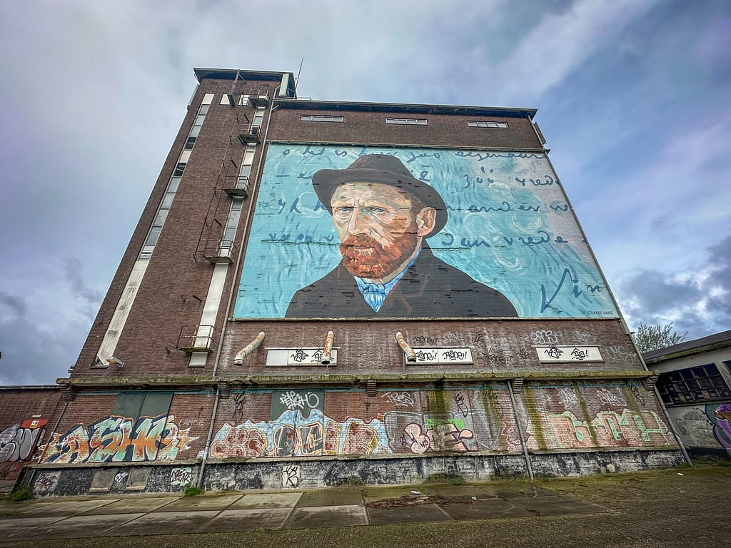 Vincent van Gogh auf einer Bauruine in Nieuw Amsterdam. Foto: Mario Vedder