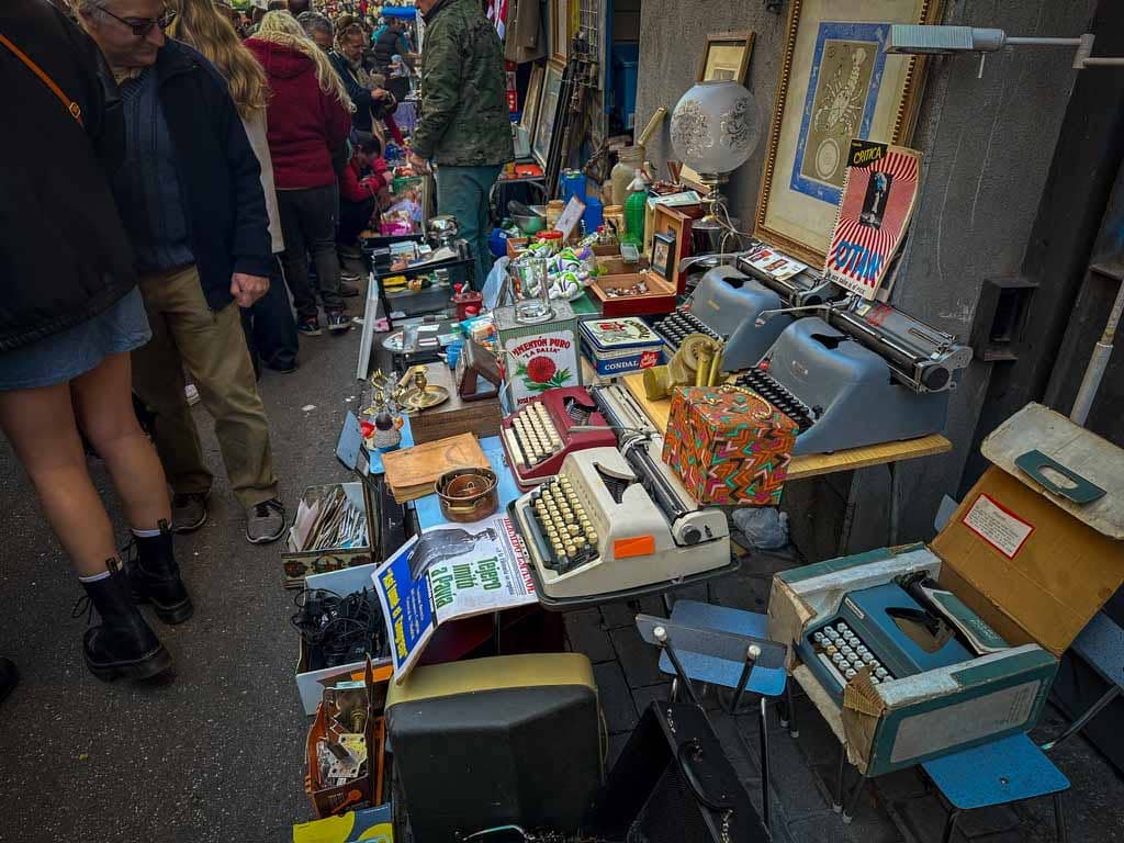 Der Flohmarkt El Rastro in Madrid finden jeden Sonntag und an den meisten Feiertagen statt. Foto: Mario Vedder