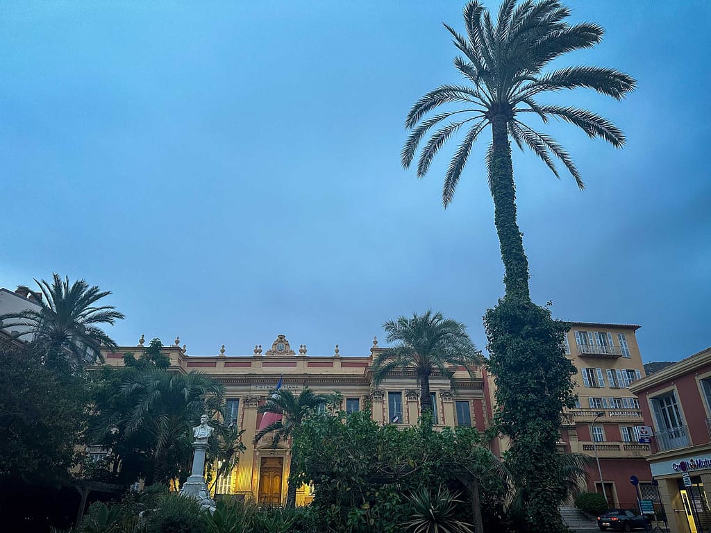 Die letzten Gewitterreste kämpfen mit den Palmen in Menton. Foto: Mario Vedder