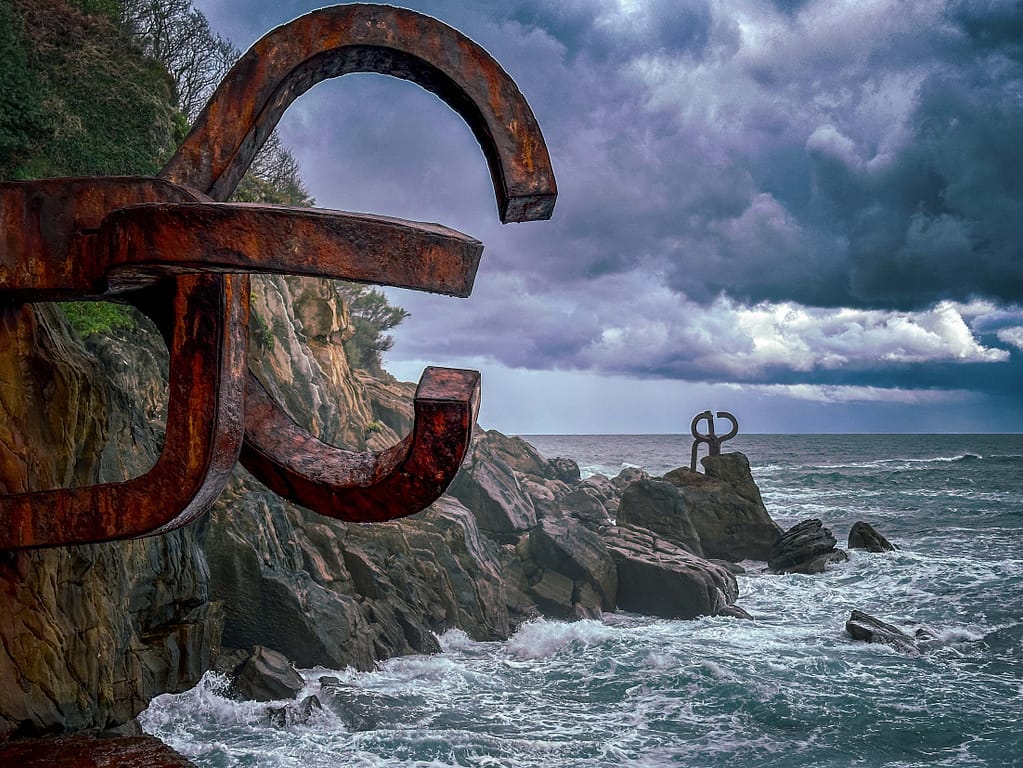 Die Skulpturen „Peine del Viento“ in San Sebastian. Foto: Mario Vedder