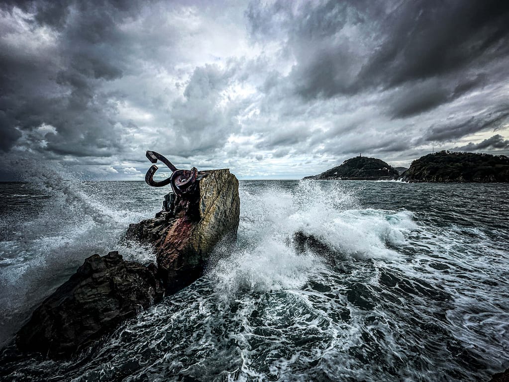 Die Skulpturen „Peine del Viento“ in San Sebastian. Teil des Baskenland Foto-Roadtrip. Foto: Mario Vedder