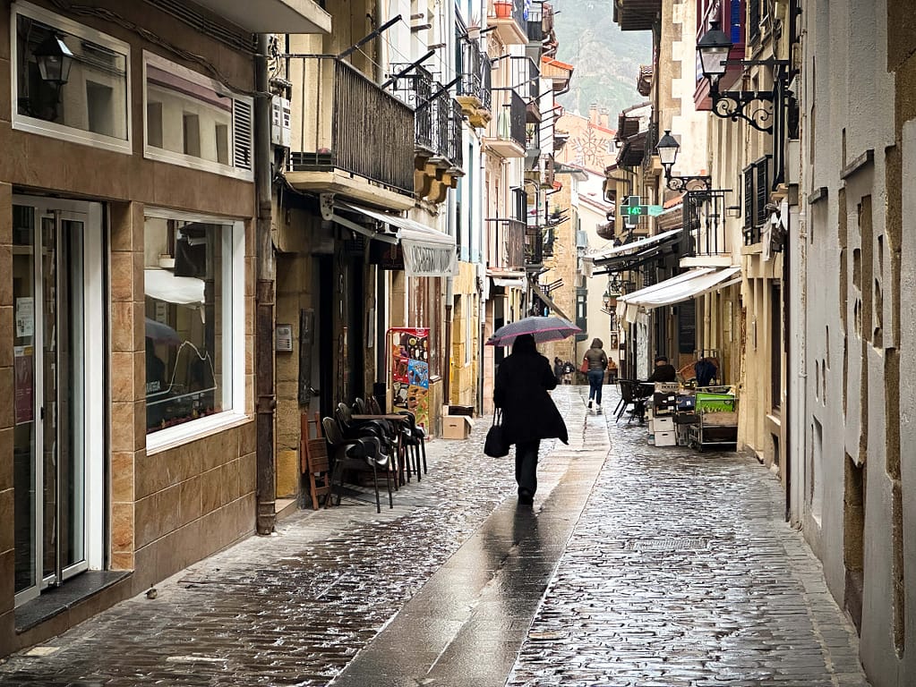 Verregnete Gassen im hübschen, alten Städtchen Getaria. Foto: Mario Vedder