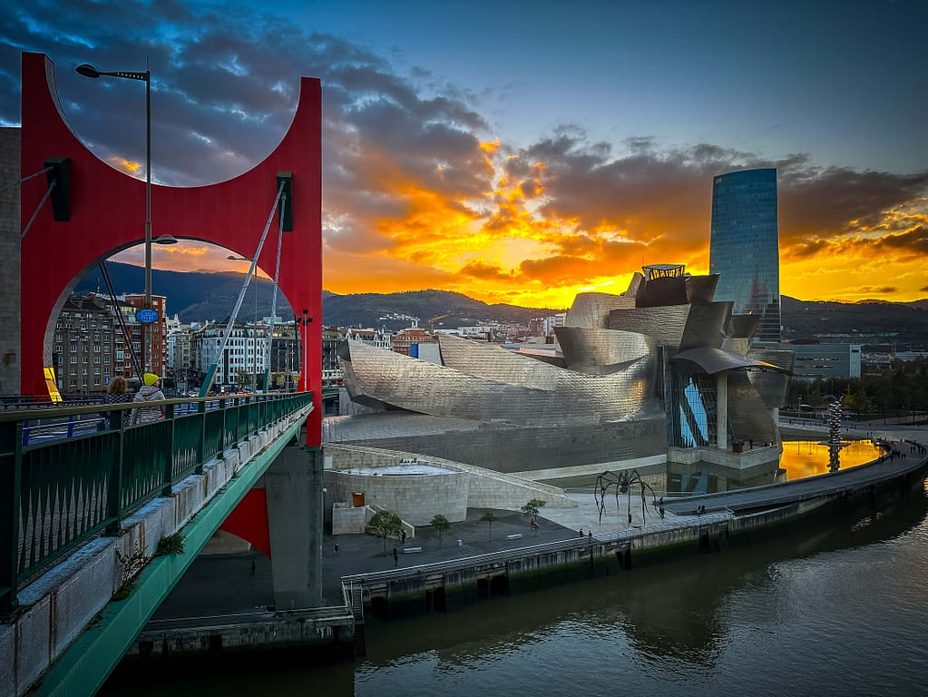 Blick auf die Puenta La Salve und das Guggenheim-Museum in Bilbao. Highlight auf dem Baskenland Foto-Roadtrip. Foto: Mario Vedder