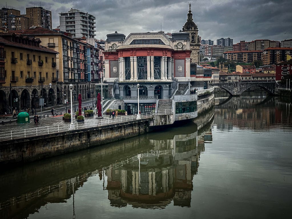 Blick auf die alte Markthalle "Ribera" in der Altstadt von Bilbao. Foto: Mario Vedder