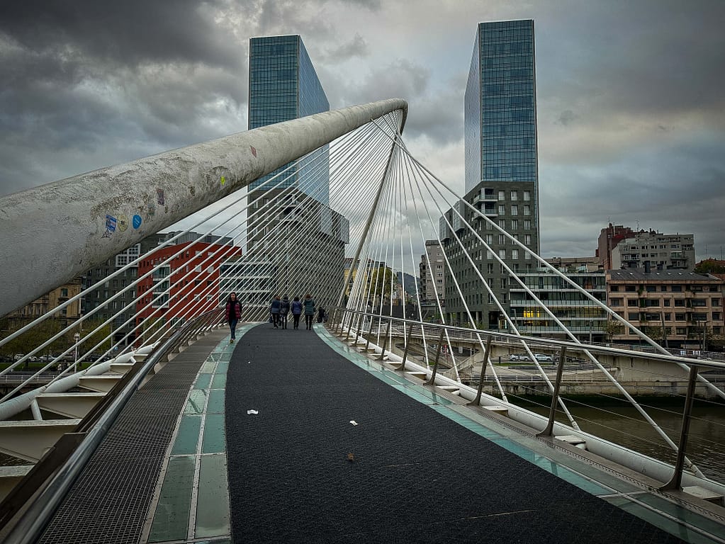 Die Zubizuri-Brücke, ein Fussgängerüberweg über den Fluss. Foto: Mario Vedder