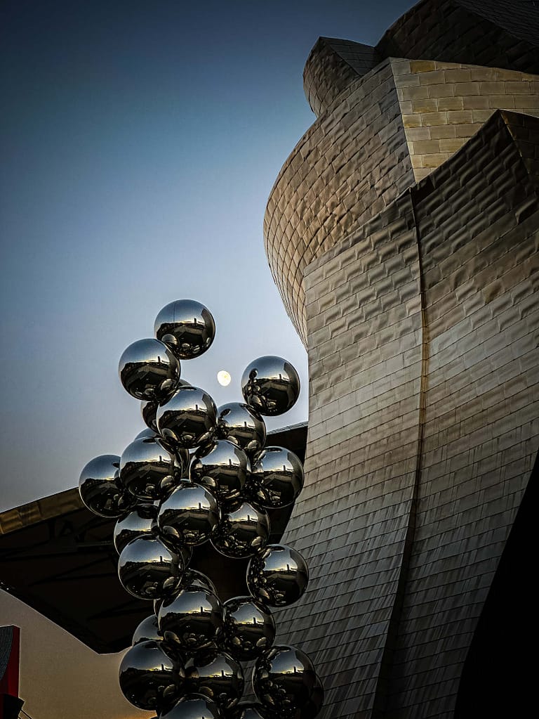 Die Skulptur „Tall Tree & The Eye“ vor dem Guggenheim-Museum in Bilbao. Foto: Mario Vedder