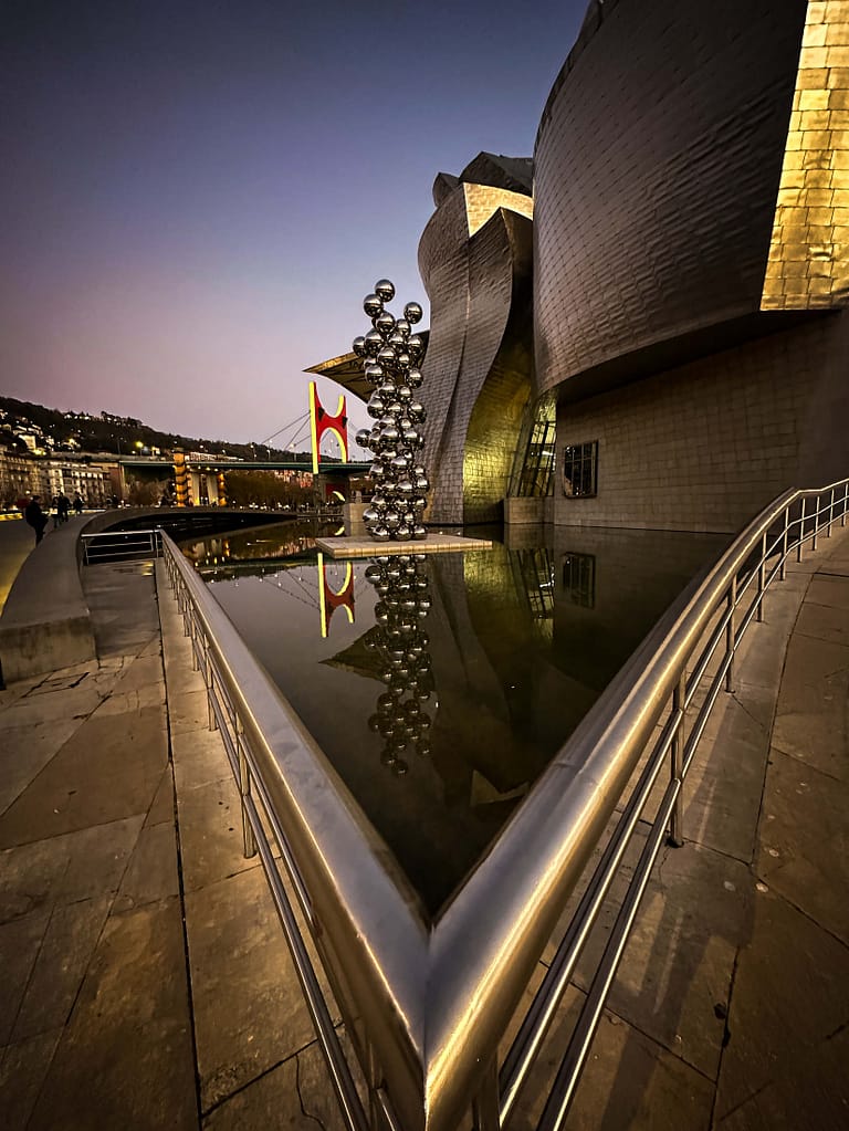 Die Skulptur „Tall Tree & The Eye“ vor dem Guggenheim-Museum in Bilbao. Foto: Mario Vedder