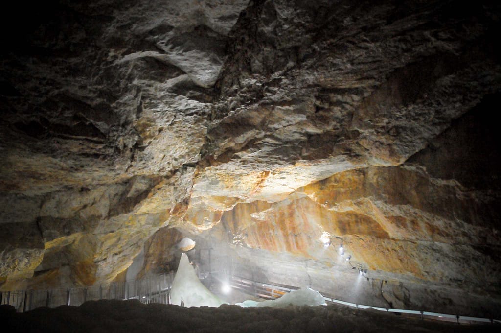 Das Klimagedächtnis in der Eishöhle. Foto: Oliver Abraham
