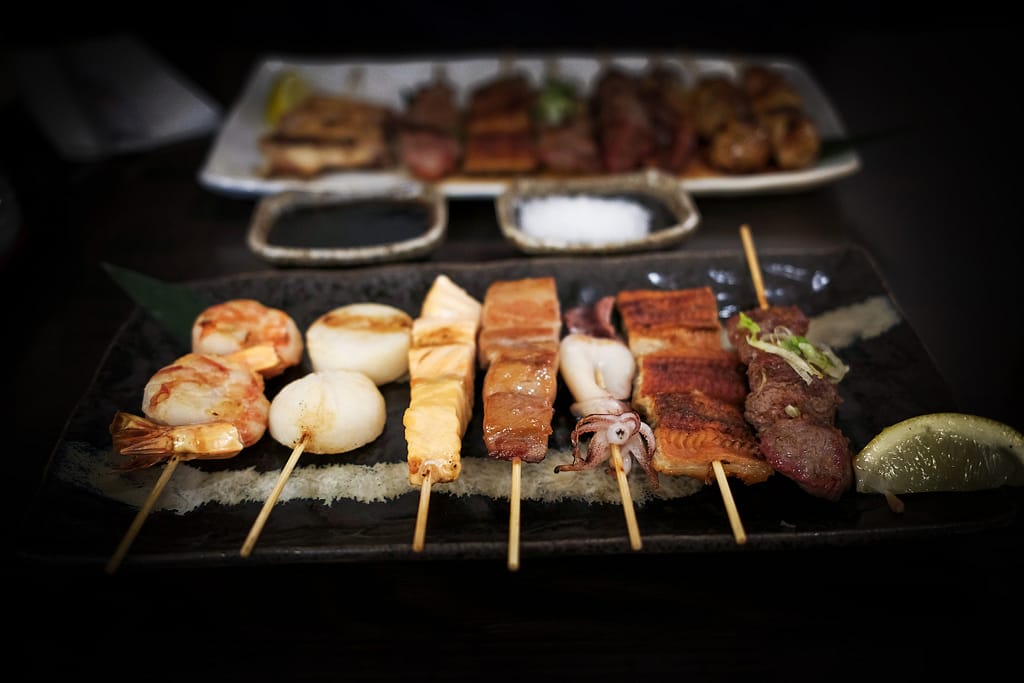 Die Spezialität im Restaurant „Kushi-Tei of Tokyo“: kleine Grillspieße „Kushiyaki“, direkt vom Holzkohlegrill, Foto: Mario Vedder