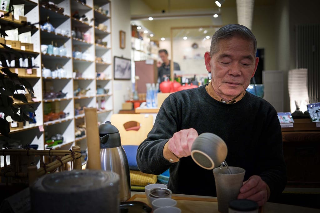 Herr Yoshimatsu berichtet vom Tee-Anbau in seiner Heimat, lädt zur Teezeremonie in seinem feinen Geschäft „kyoto by japan art deco“ ein. Foto: Mario Vedder