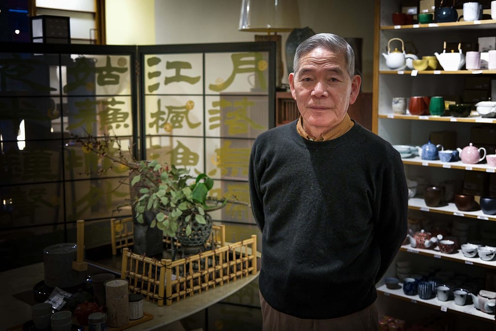 Herr Yoshimatsu berichtet vom Tee-Anbau in seiner Heimat, lädt zur Teezeremonie in seinem feinen Geschäft „kyoto by japan art deco“ ein. Foto: Mario Vedder