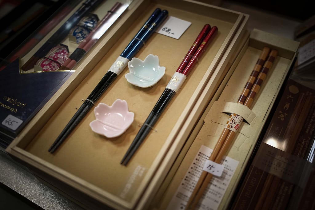 Im Geschäft „kyoto by japan art deco“ gibt es erlesene Ware rund um japanische Wohnkultur. Foto: Mario Vedder