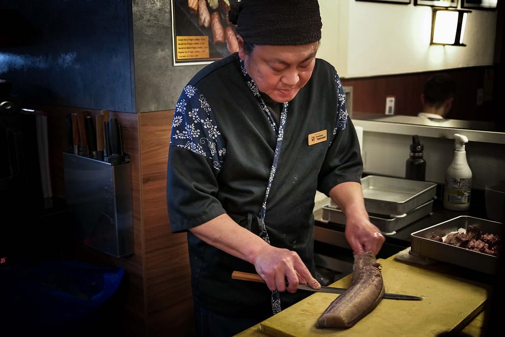 Fisch wird frisch zubereitet m Restaurant „Kushi-Tei of Tokyo“. Foto: Mario Vedder