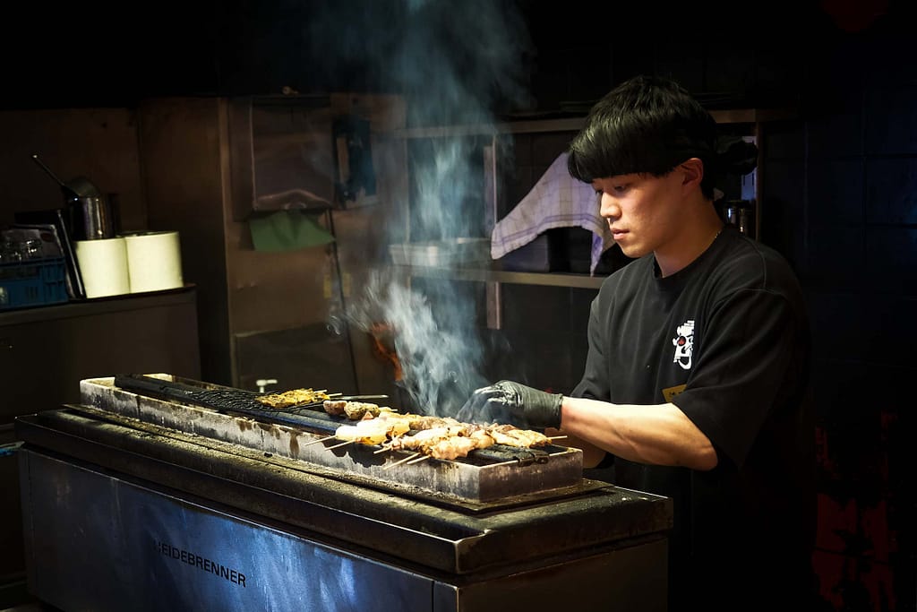 Im Restaurant „Kushi-Tei of Tokyo“ kommen die kleinen Grillspieße „Kushiyaki“ direkt vom Holzkohlegrill, Foto: Mario Vedder