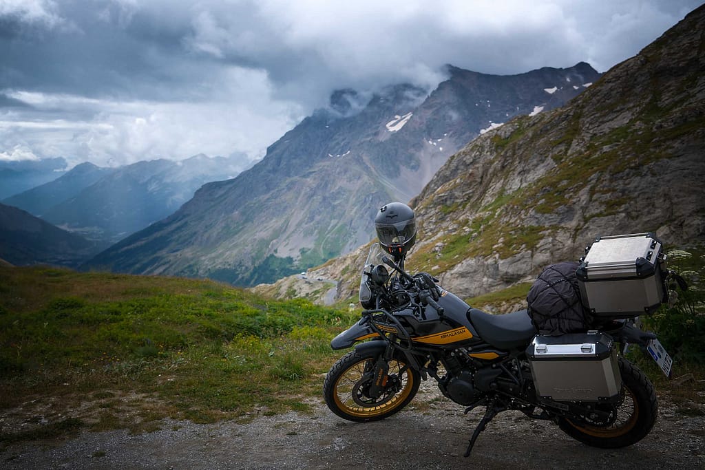 Mit der Motorrad unterwegs auf der Route des Grandes Alpes, hier die Royal Enfield Himalayan 450. Foto: Mario Vedder
Mit der Royal Enfield Himalayan über die Route des Grandes Alpes
Warum die Route des Grandes Alpes mit dem Motorrad ein Traum ist