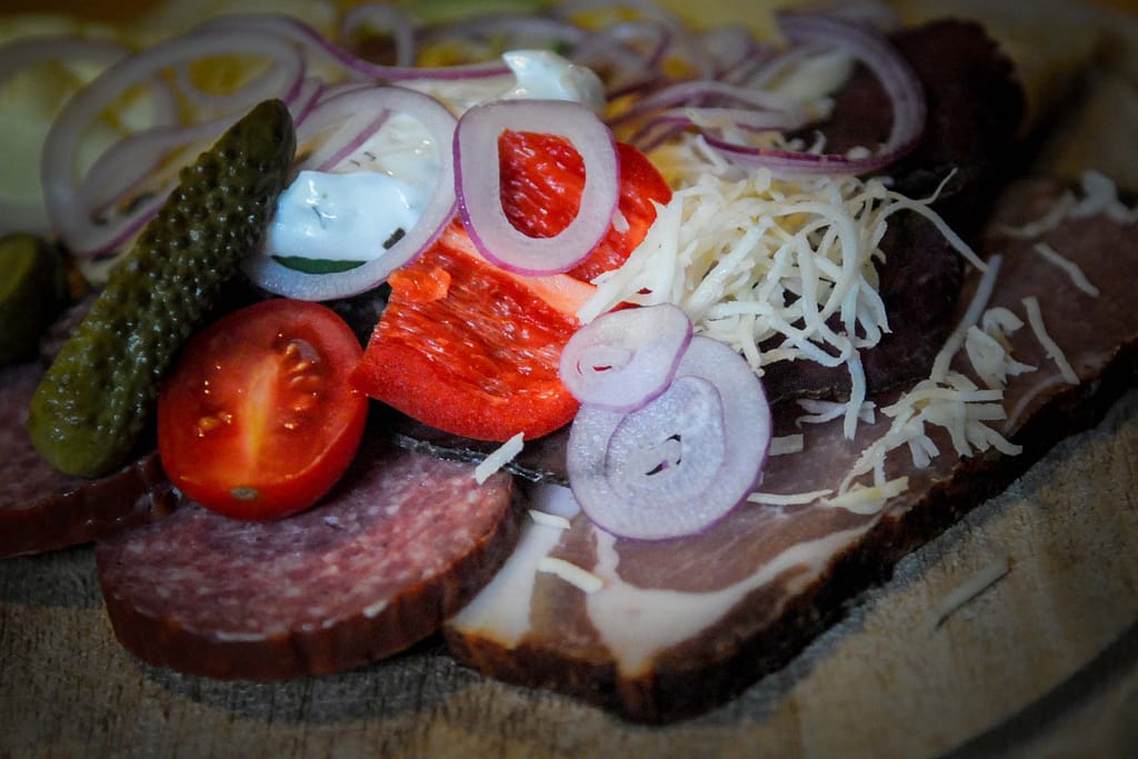 Kräftiges Bauernbrot mit Speck und Wurst. Foto: Oliver Abraham