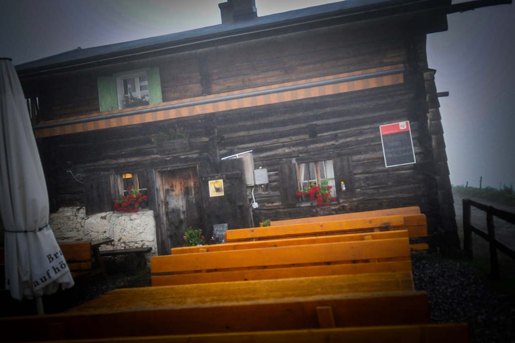 Kein Wetter für die Aussengastro: Regen auf der Moosalm. Fotos: Oliver Abraham