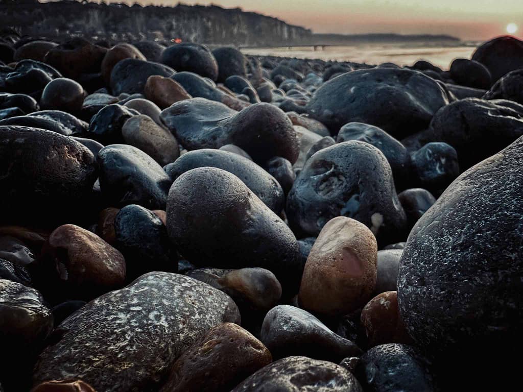 Steine am Strand von Dieppe. Foto: Mario Vedder