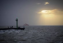 Ein paar letzte Sonnenstrahlen vor Borkum bahnen sich ihren Weg zur See. Foto: Oliver Abraham
