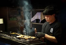 Little Tokyo in Düsseldorf: Im Restaurant „Kushi-Tei of Tokyo“ kommen die kleinen Grillspieße „Kushiyaki“ direkt vom Holzkohlegrill, Foto: Mario Vedder